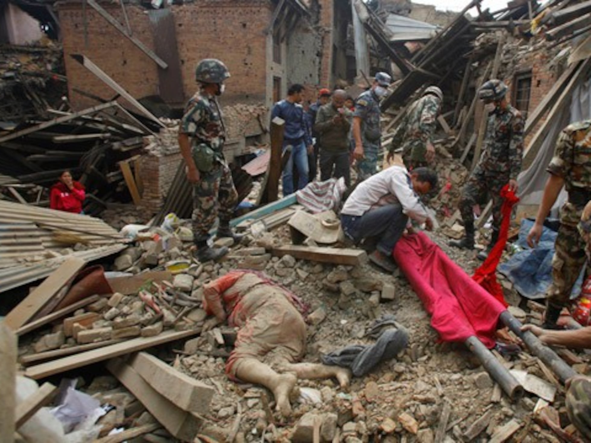 Equipes trabalham em área destruída no Nepal